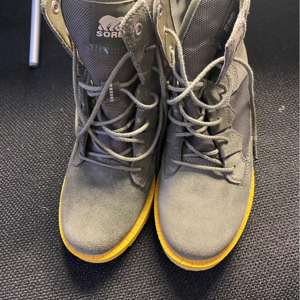 Sorel Women’s GREEN Caribou Waterproof  Boots Suede and Nylon Size 7.5